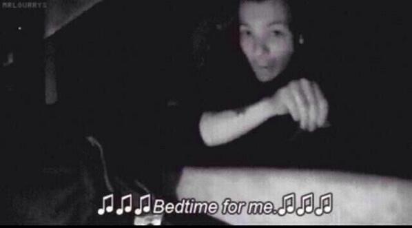 LarryZiamQuotes's tweet photo. "Attends moi Louis!" "Tais toi y'a les caméras imbécile!" "Oops" http://t.co/RkqAYcAVJo
