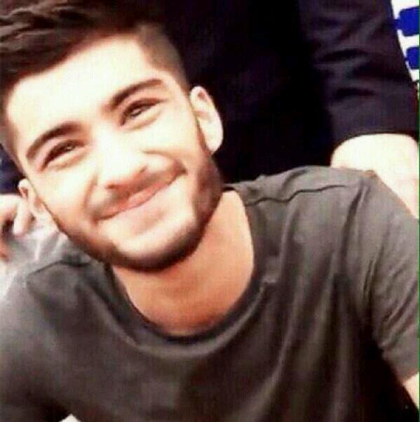 _BeginAgain_'s tweet image. Esta foto es muy adorable y se está convirtiendo en una de mis fotos favoritas de Zayn.