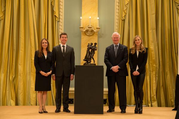 Leanna Caron, <a href="/J_Butt/">Jeffrey Buttle</a>, <a href="/GGDavidJohnston/">Rt. Hon | Très hon. David Johnston</a>, and <a href="/JoannieRochette/">Joannie Rochette</a> with the Grey Challenge Trophy. #CTNSC14