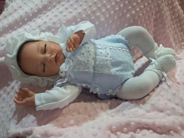 su_nama's tweet photo. Muñecos como niños de verdad desde2'50€ http://t.co/CzIGxMVprI