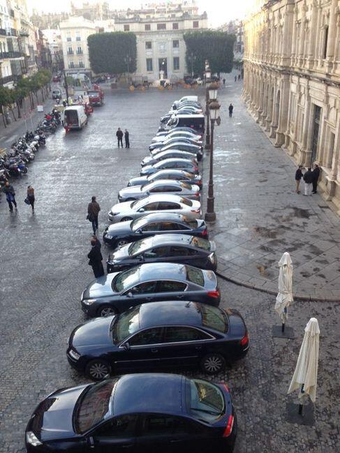 Joseluislosa's tweet photo. La imagen de los coches de la Junta distaba mucho del nuevo tiempo pregonado por Susana Díaz. http://t.co/NDg8oNlpUO http://t.co/NjgsTMYvwE