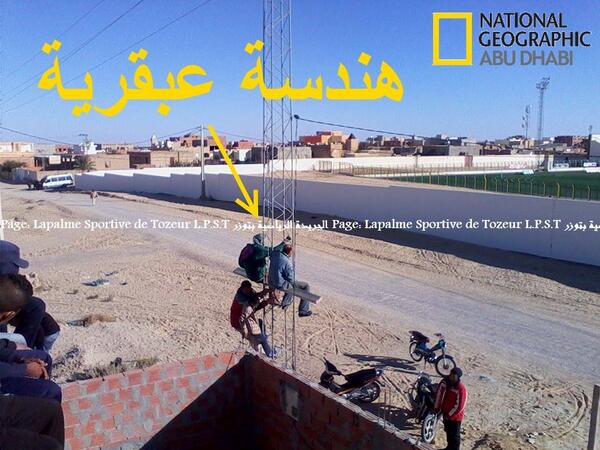 moez_benja's tweet image. À Tozeur, ils créent leurs propres gradins... #LPST #FootTn :D