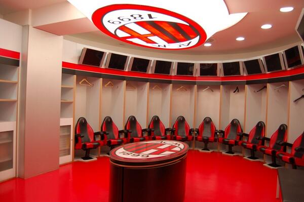 SoccerRooms's tweet photo. Locker Room AC Milan http://t.co/ksel1A45m8