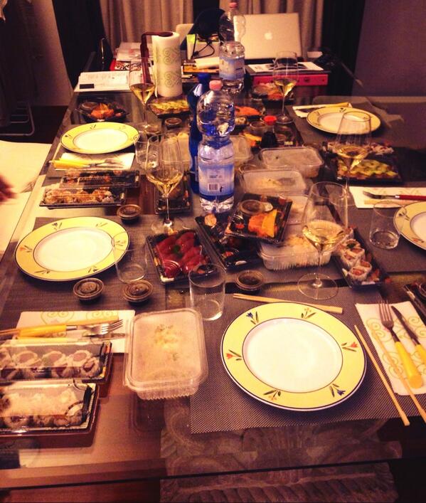 CristinaDePin's tweet photo. Ci sarà bastato? @ANDREAMERE @alicegrignani 😱🐷🍣🍱  #workinprogress 🏃 http://t.co/pK5m8sD72q
