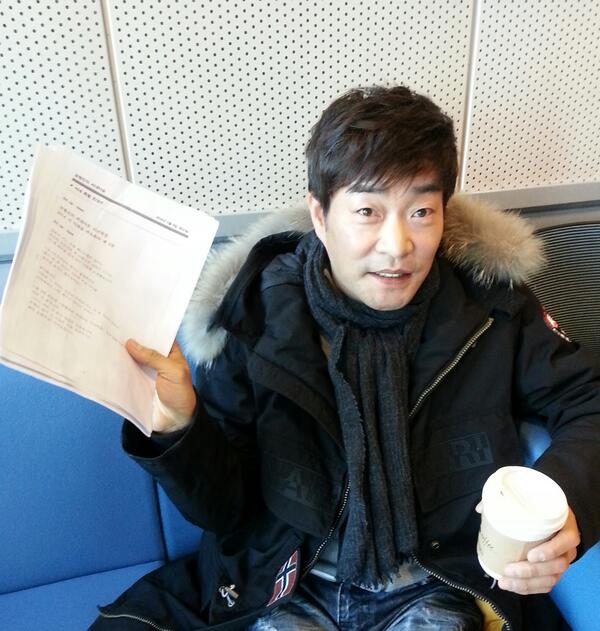 Cinetown's tweet image. 왔습니다 왔어요! 드디어 이 분이 왔습니다!! 2014 신년특집!! 이 사람을 주목하라!! 미친 연기력으로 우리의 시선을 사로잡는 대한민국 연기파 거장!! 배우 손현주씨와 지금! 생방송 보는라디오로 함께 합니다