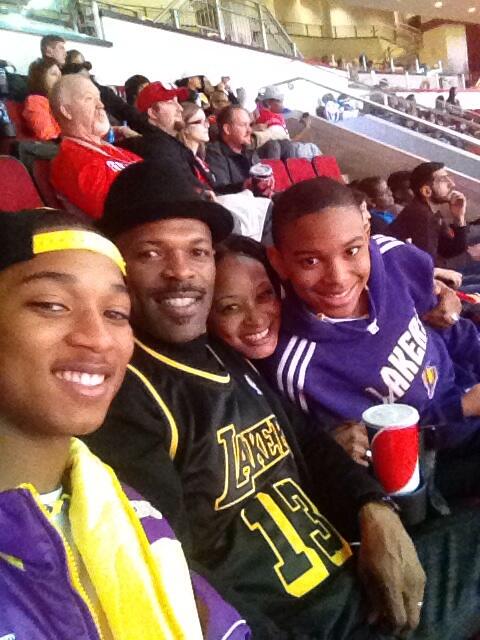 1dwjones's tweet photo. Laker-Rockets  Fam-Selfie... http://t.co/WzDLOGxyYi