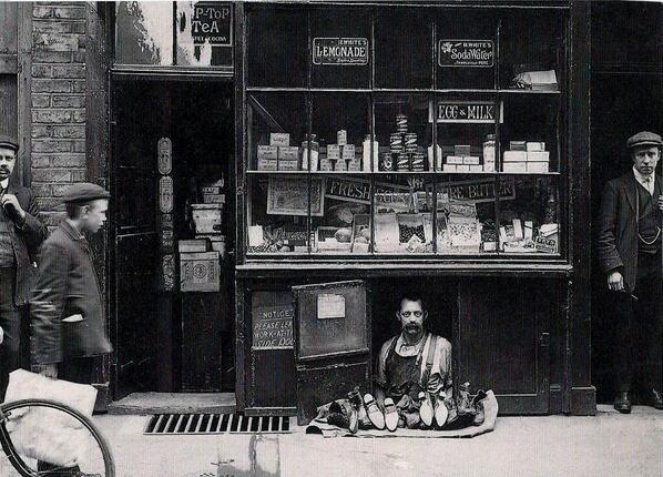 HistoryInTweet's tweet photo. صورة لأصغر متجر أحذية في لندن عام 1900م
مساحة المتجر لا تتجاوز 1,2 متر فقط. http://t.co/89Sr94vBeY
