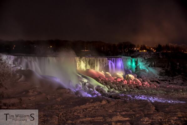 WLTX's tweet photo. Meanwhile, on the U.S. side of Niagra Falls: Frozen. (photo by @bono66) http://t.co/0p4QrvndOf h/t @realtimwilliams #DeepFreeze14
