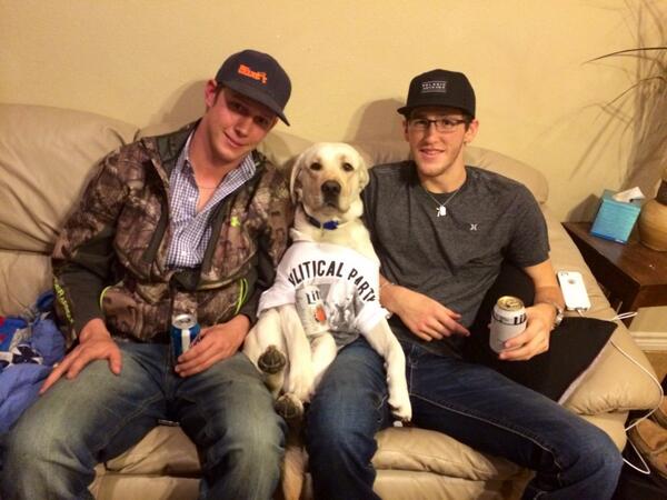 Claskowski09's tweet photo. The life of @turbo_dog69  @The_brady_B http://t.co/kVuuT2kvzF