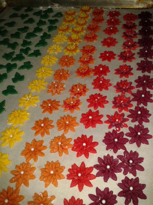 StephanieBally's tweet image. Remember those 90 icing flowers I talked about having to make today...i ended up making 300  #cakelife #bakersproblems