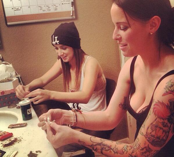 Stoner Chicks ™ (@femalestoners) on Twitter photo 