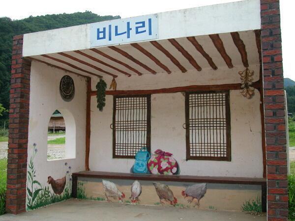 barcodekorea's tweet photo. 이렇게 예쁜 버스정류장 보셨나요? 
경북 봉화군 명호면 비나리에있는 시골 버스 정류장인데요. ▲봉당 아래 암탉들이 푸드득 날아갈것 같아요. http://t.co/i77StTa0k1