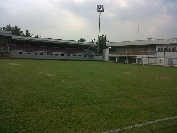 Stadion merpati.. kandangnya persikad depok. Perlu di benahi oleh pemkot depok biar layak. Cc <a href="/DaerahDepok/">daerah depok</a>