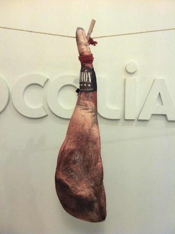 cocolia's tweet photo. Gracias @brazo_de_hierro @tinycoffeetable por este #jamonjamon tan mullido! Jajaja buenísimo #amoramor http://t.co/2S6ldq3NGE