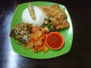 apj_yes's tweet photo. Nasi urap ayam penyet + sambel belacan yang mantap @MedanMetropolis @medanindesign  @makanhalalmedan @kulinermedan http://t.co/gEbcbRwV4I
