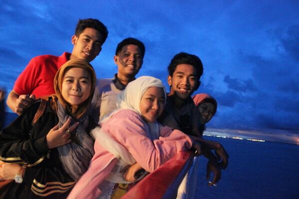 rittahriani's tweet photo. Sweet moment @zee_fizma @kliels @harsyabctr @irvansyahfajar @nurulrofahh http://t.co/tXiOz1hS2l
