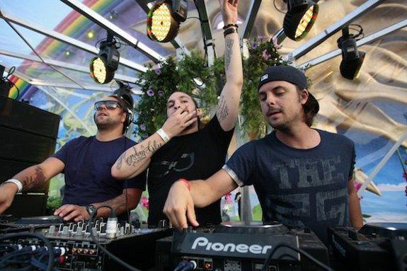 TomorrowlandSPA's tweet photo. Muy pronto tendremos el documental sobre Swedish House Mafia, Until One http://t.co/DHippmcblF