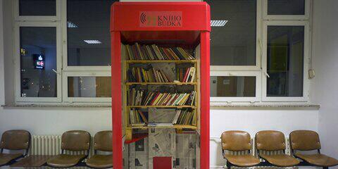 Guglielminetti's tweet image. Nouvelle vocation pour les cabines téléphoniques transformées à Prague. culturebox.francetvinfo.fr/prague-des-cab… 
 (via @MarieBerbari)