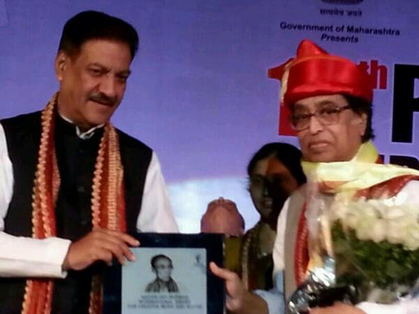 mangeshkarlata's tweet photo. Hridaynath, pune international film festival ka life time achievement S D Burman award lete hue. http://t.co/RQYFqreswp
