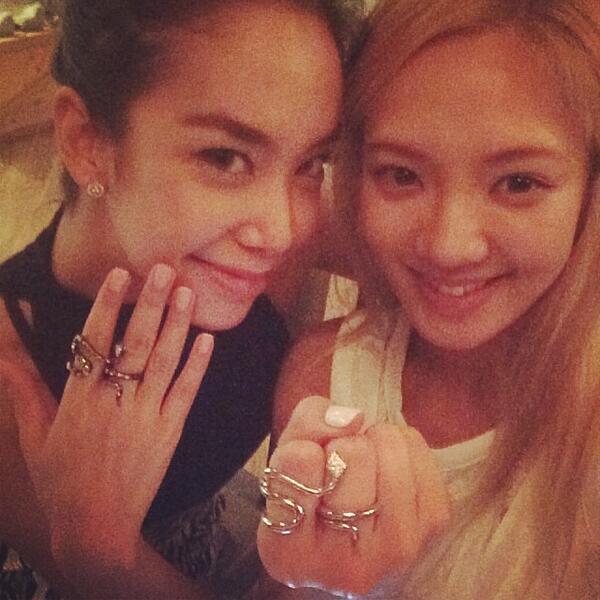 [PIC][30-11-2013]Selca mới của HyoYeon và bạn cô - Page 2 BdjJ6S4CAAELP6R