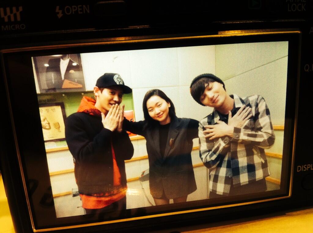 BdjM6gdCEAA4HR4.jpg:large