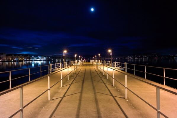 ZwitscherToni's tweet photo. Waiting for the Ferryman #leicaimages #m9 #zurich http://t.co/cNhE1OeccZ