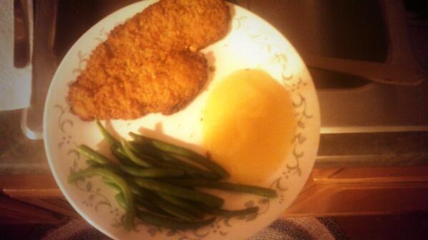 Sarah__Bethany's tweet image. Eating healthy. I cooked dinner myself! #almondflounder #applesauce #steamedgreenbeans
