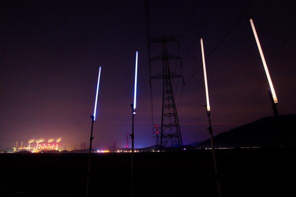 충남 당진군 왜목마을 765kV 초고압송전탑 아래 전자파의 영향을 알아보려 형광등을 설치했더니 전선이 연결되지 않았는데도 불이 들어온다고 하네요. is.gd/abZlLP 사진 오마이뉴스 제공