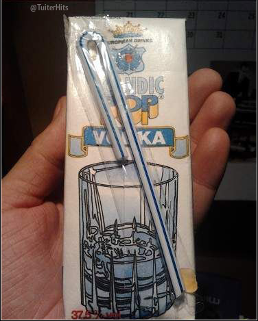 TuiterHits's tweet photo. En Rusia venden bricks de vodka. Nos llevan siglos de ventaja: http://t.co/FbApGEyzWB
