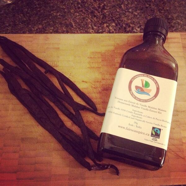 TheDIYLab's tweet image. Back to business! Tonight's project: homemade vanilla extract w/ #fairtrade #organic vanilla pods &amp;amp; Absolut vodka