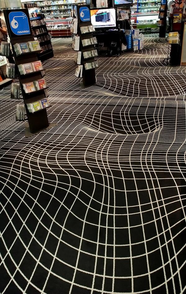 HergunYeniBilg's tweet image. Paris bilgisayar oyunları mağazası. Aslında, taban kesinlikle düz