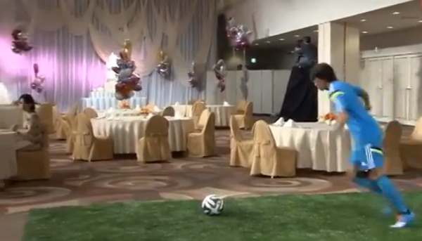 NoticiasRCN's tweet photo. VIDEO. Así es la infalible puntería del capitán de la selección japonesa. http://t.co/MRHsPwO1Dg http://t.co/ZCTlx4w5at