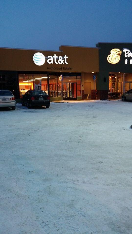 smartwirelessnw's tweet image. Check out our new Corvallis location after a snowy night! Tweet us photos of your #SmartWireless store this winter!