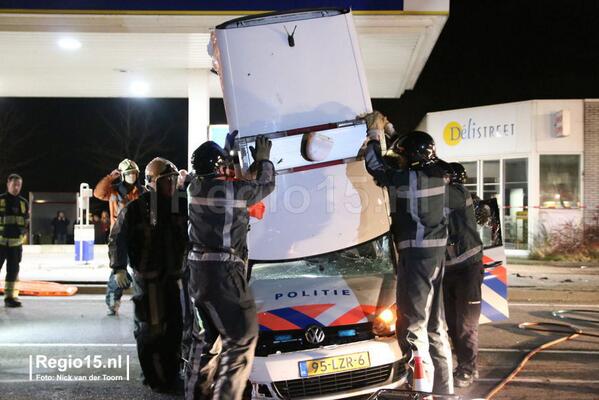 regio15's tweet photo. Op de #Hoefweg #N209 in #Bleiswijk heeft de brandweer inmiddels het dak van het politievoertuig geknipt. http://t.co/ldbeDyt9Op