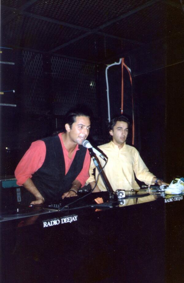 GiangioTheGlide's tweet photo. Anvedi @Fiorello e @NicoSavi nel lontano 1992... Credo sia l' #Acquafan di #Riccione http://t.co/C5HCyFn0fh