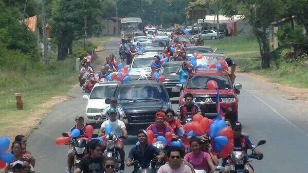 Danymacica's tweet photo. Solo los HINCHAS DEL MAS POPULAR PUEDEN RECIBIR ASI A LA DELEGACIÓN DE CERRO A SU LLEGADA A TOBATI! sin palabras. ... http://t.co/pycbKjQTxa
