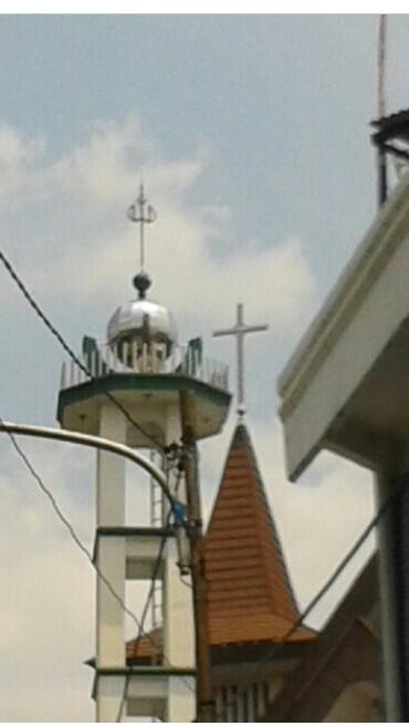 Mesjid sama Gereja aja bisa berdampingan ... Masa kita nggak? :) #indonesiabergerak #gpgpib