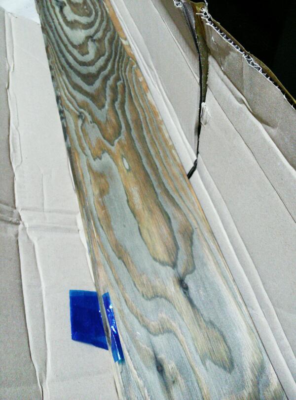 :질문: 이 목재를 빤질빤질 윤기나고 더 어둡게 하려면 어떤 작업을 해야 할까요?