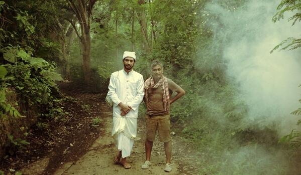 JejakDedari's tweet photo. The director @erwinarnada with Reza Rahadian @OFCPILAREZIND on set! http://t.co/LDn4S8qFYa