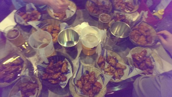RP192's tweet image. Boys had a couple of wings tn #140 #tableof5 #bubbarays