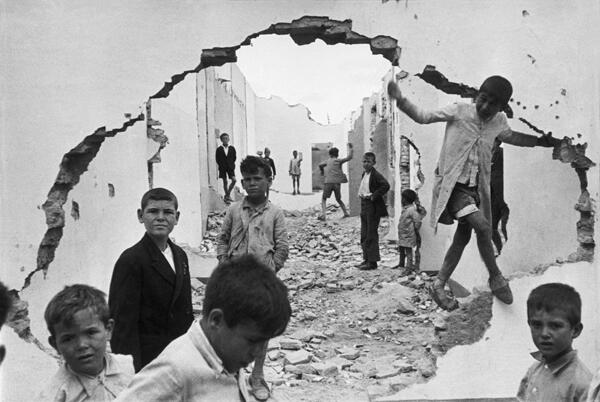 TeleramaSortir's tweet photo. De Cartier-Bresson à David Lynch : Les 5 expos #photo à ne pas rater en 2014 → http://t.co/KBnCeS0e4n http://t.co/bAFOX6KmPO