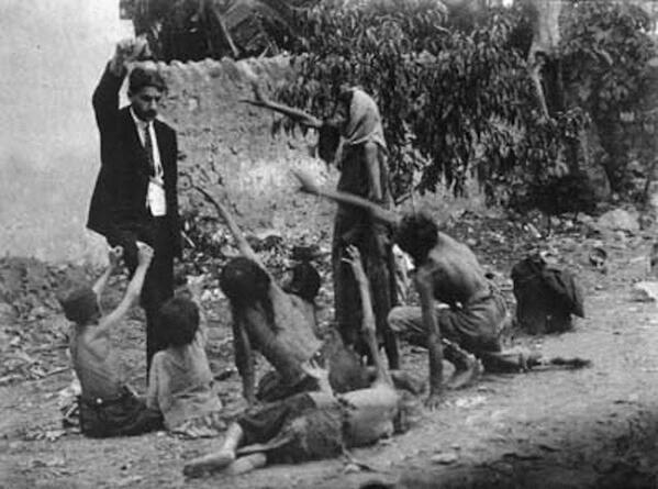 HistoryInTweet's tweet photo. مسؤول تركي يمعن في إذلال أطفال #الأرمن بإظهار الخبز لهم بعد تجويعهم ومنعهم منه.
(1915 الإبادة الجماعية للأرمن) #تركيا http://t.co/Kp6w8PMSQi