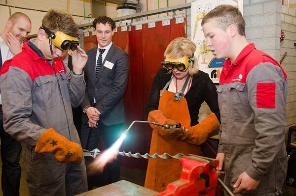 Minister Jet Bussemaker moest zelf ook in actie komen tijdens haar bezoek aan het Vakcollege Amersfoort <a href="/VCAmersfoort/">vakcollegeamersfoort</a>