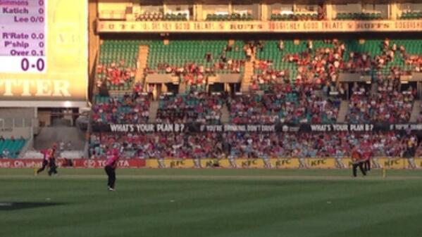 LordTaylor's tweet photo. 1st wicket ball leaving Brett lees hand #smashemsixers http://t.co/g3HbfwaHeg