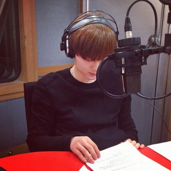 aronstagram's tweet photo. [update 140110] aron vs minhyun on music access! haha tune in #nuest #aron #minhyun #musicaccess http://t.co/4EMXJo46rx