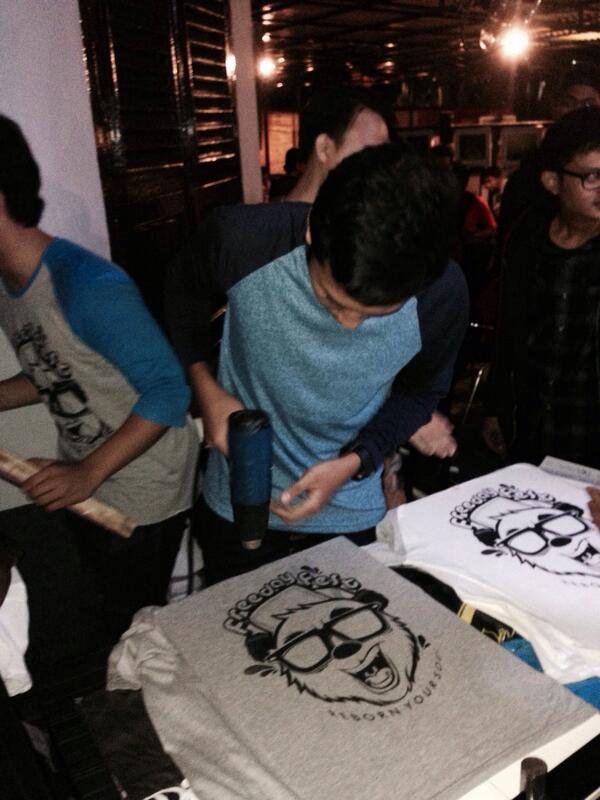 Saat meng heatgun kan baju pengunjung yang akan di sablon oleh lokal clothing <a href="/DivergeName/">DIVERGE NAME CLOTH</a> #Acreatorsproject