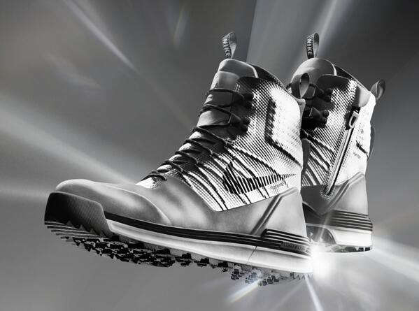 SneakerNews's tweet photo. #SILVERSPEED http://t.co/5B3hang1uM http://t.co/qd4s5MtUrW