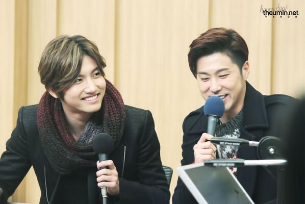 theumin's tweet photo. 140109 컬투쇼 PHOTO 올렸어요!
☞http://t.co/wVYGcuMoZo☜
그리고 #동방신기 #Something 뮤직비디오 열심히 보고 계시죠? http://t.co/2kuzomVKvB http://t.co/eLFAjVMGyE
