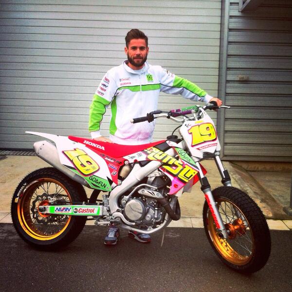 HondaMotosES's tweet photo. @19Bautista también nos ha mostrado su CRF450R con la que participará mañana en el @dtxbarcelona ¡Gassss! http://t.co/elXy85Na9R