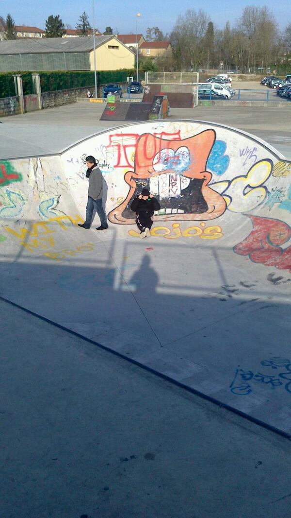 Hugo_Coste's tweet photo. Clochard @SanBeguet et Alex http://t.co/oeYzu4zH5v